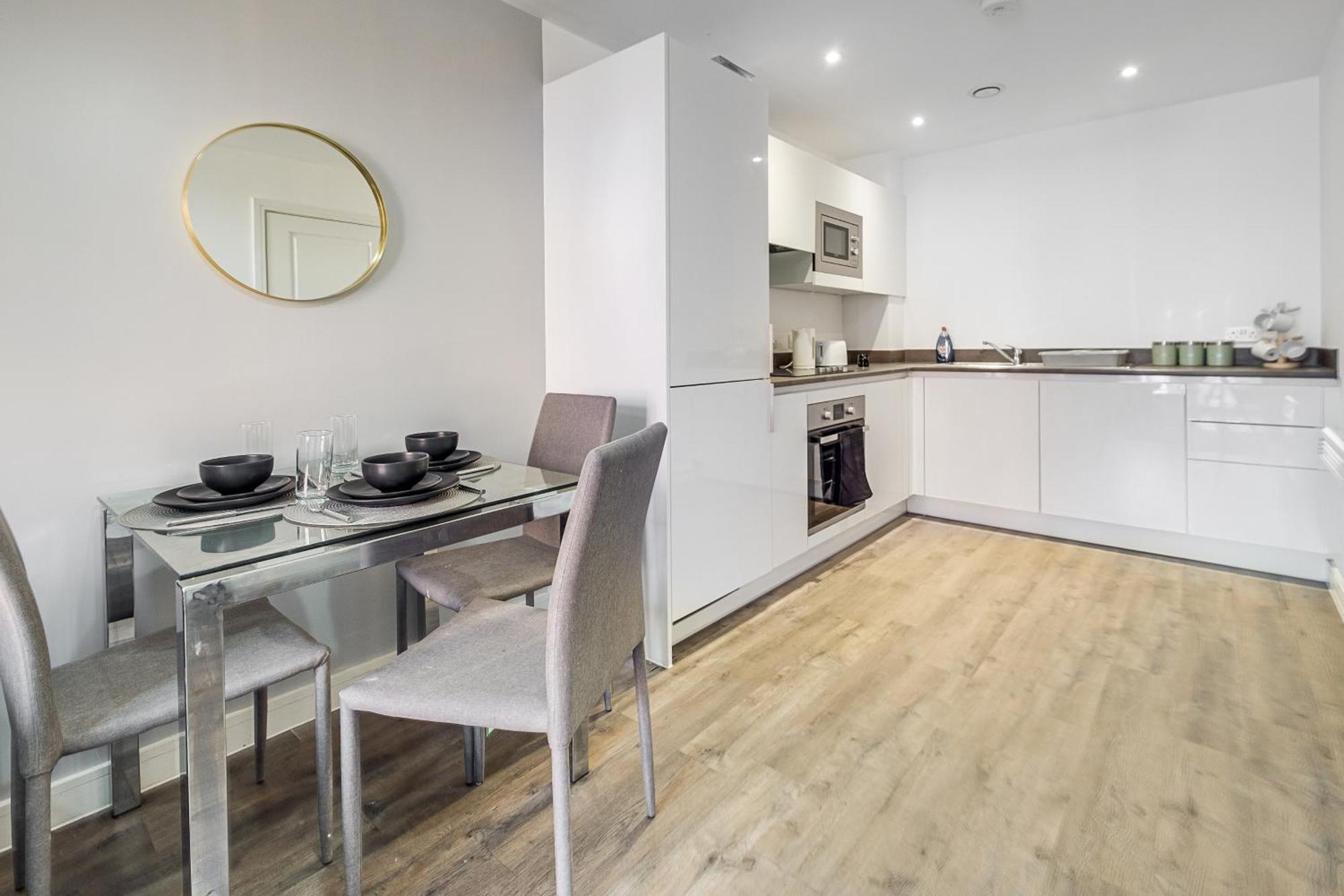 City Centre Emerald Escape - Sleeps-6, 2Beds & 2Baths , Netflix , Free Internet Бирмингам Екстериор снимка