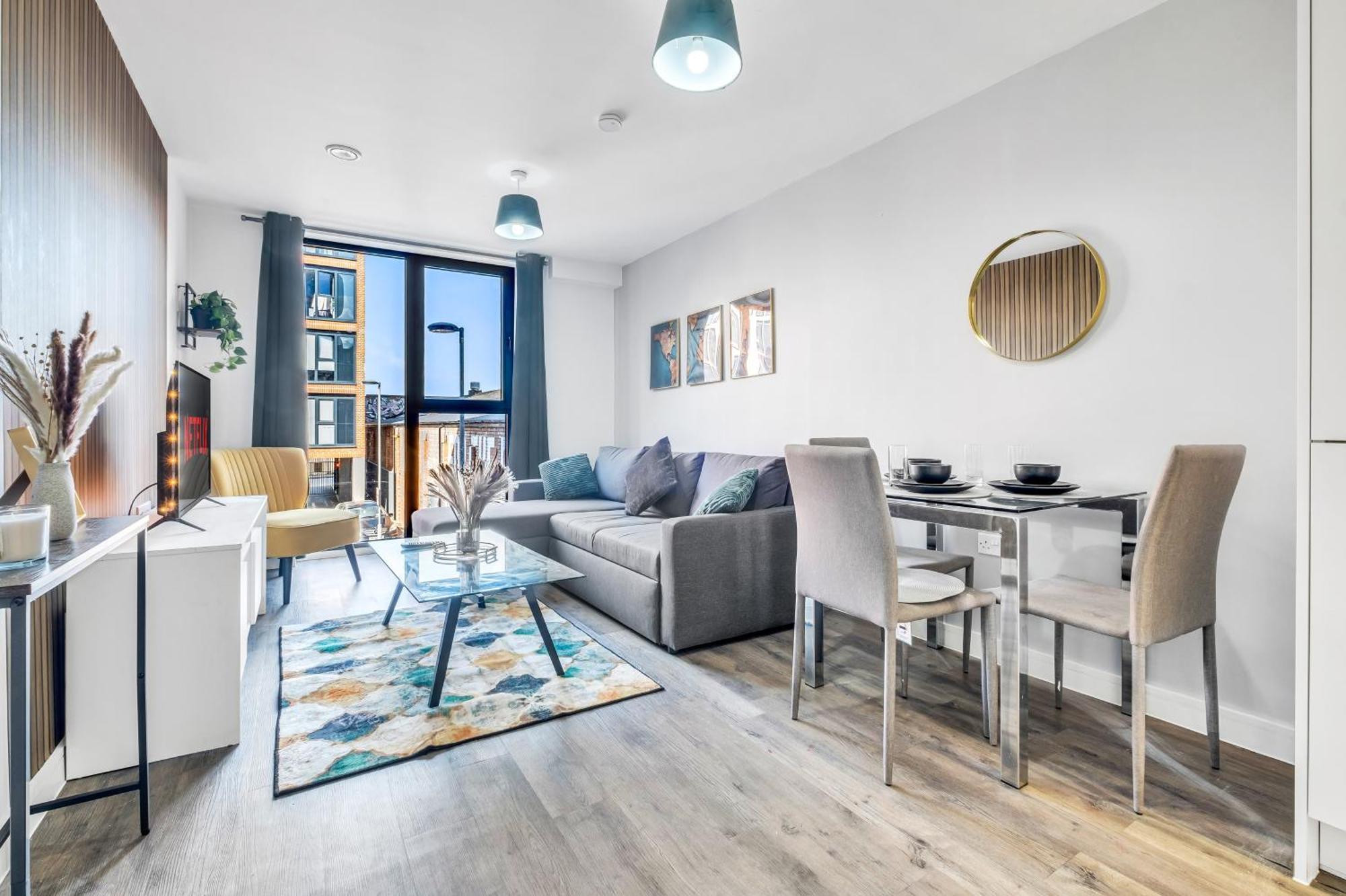 City Centre Emerald Escape - Sleeps-6, 2Beds & 2Baths , Netflix , Free Internet Бирмингам Екстериор снимка