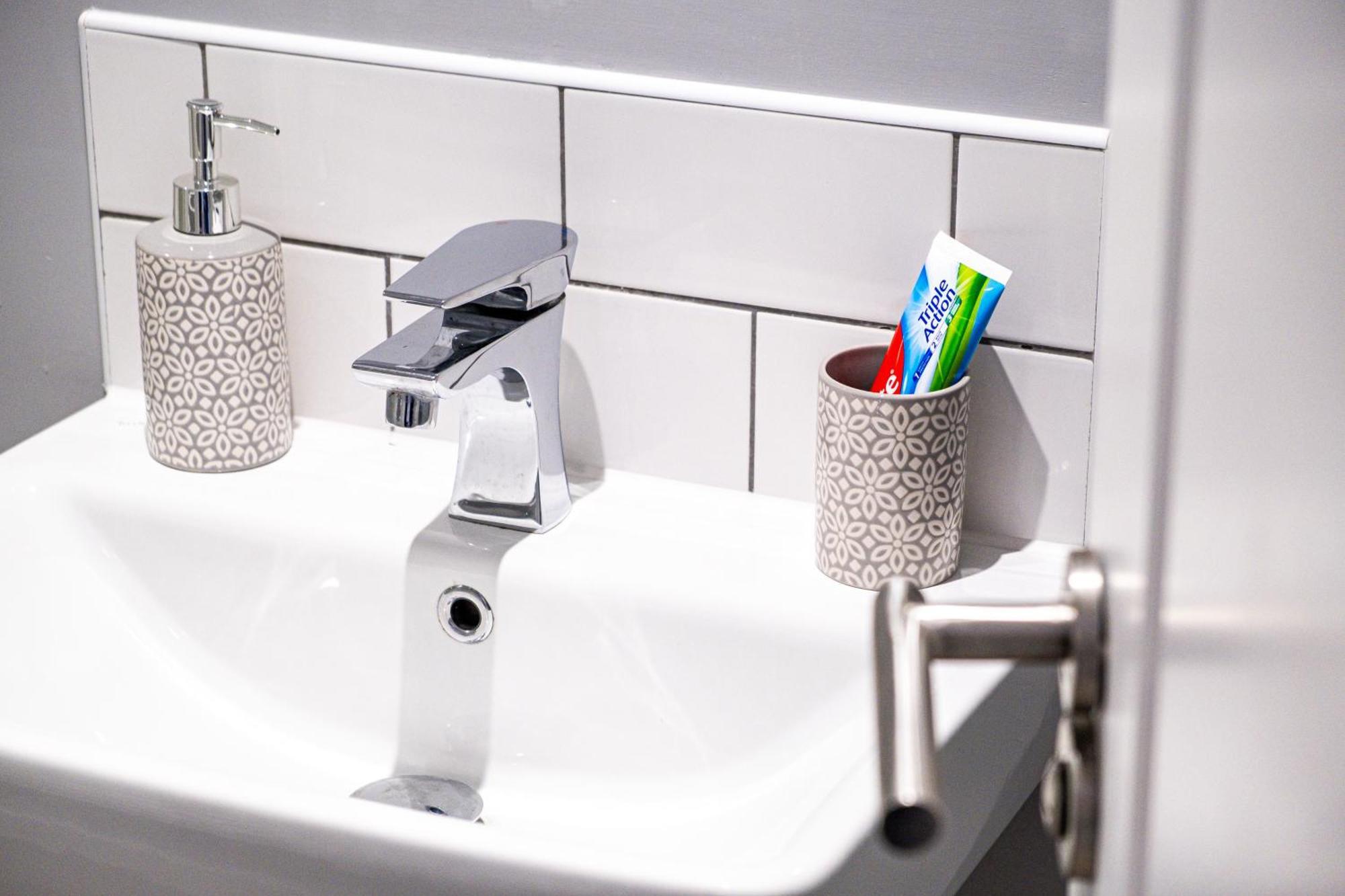 City Centre Emerald Escape - Sleeps-6, 2Beds & 2Baths , Netflix , Free Internet Бирмингам Екстериор снимка