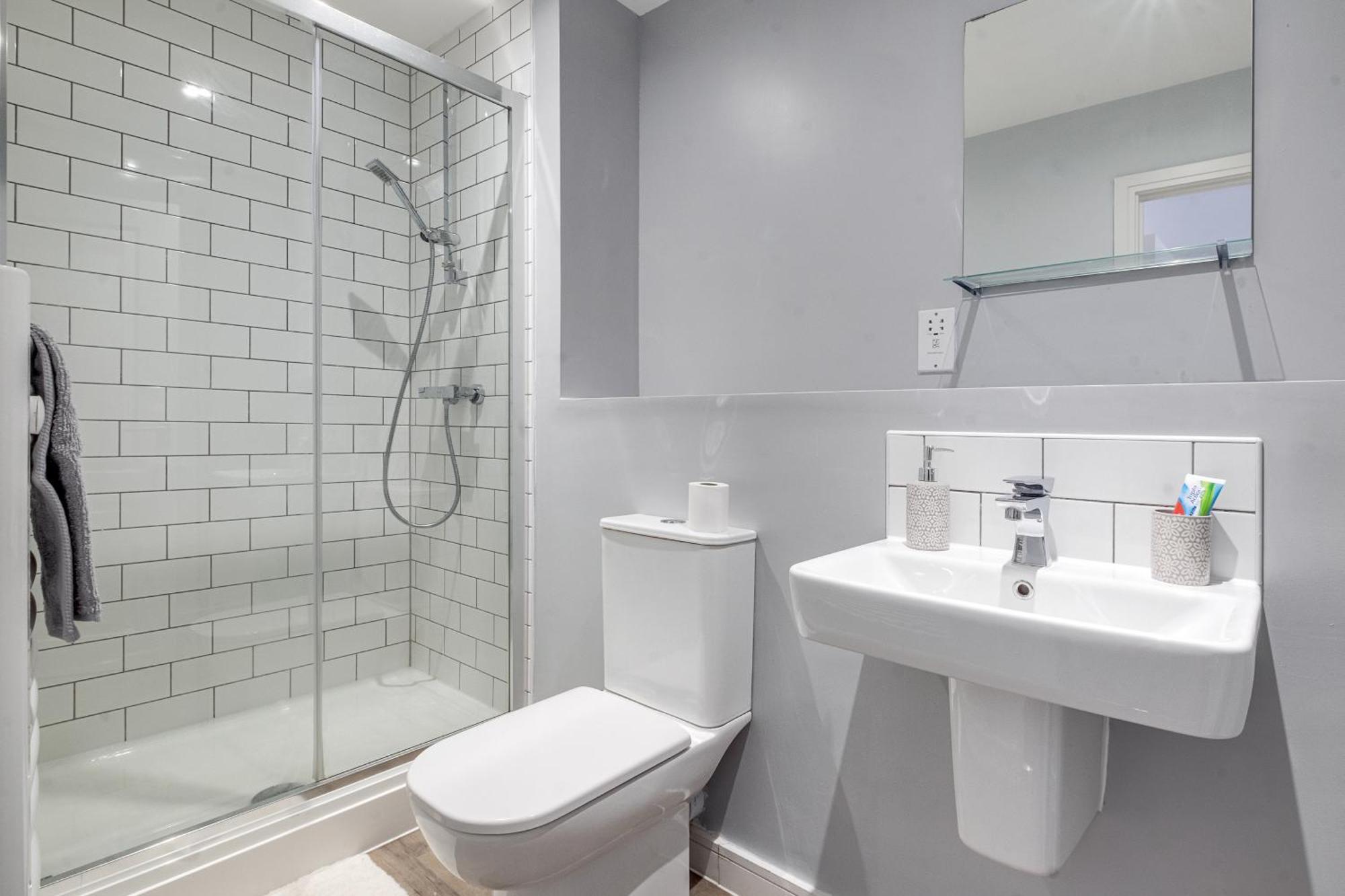 City Centre Emerald Escape - Sleeps-6, 2Beds & 2Baths , Netflix , Free Internet Бирмингам Екстериор снимка