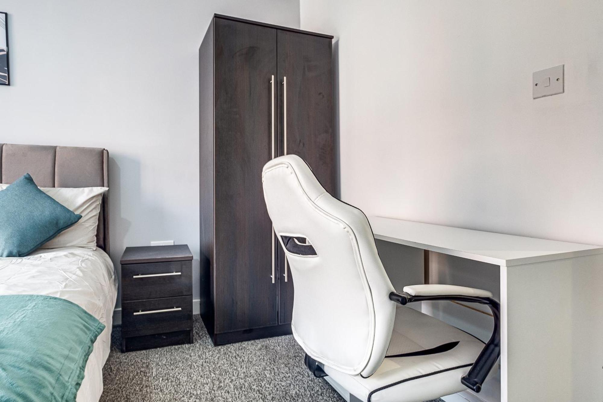 City Centre Emerald Escape - Sleeps-6, 2Beds & 2Baths , Netflix , Free Internet Бирмингам Екстериор снимка