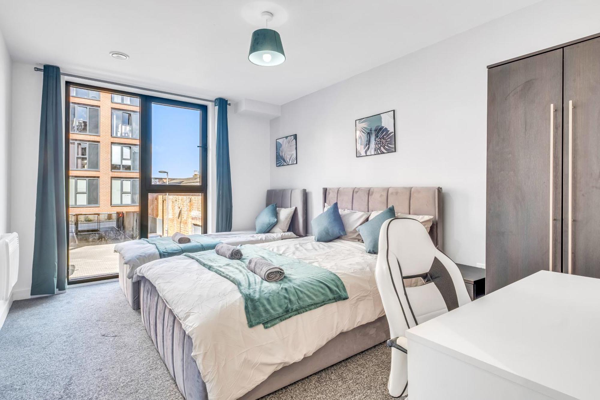 City Centre Emerald Escape - Sleeps-6, 2Beds & 2Baths , Netflix , Free Internet Бирмингам Екстериор снимка