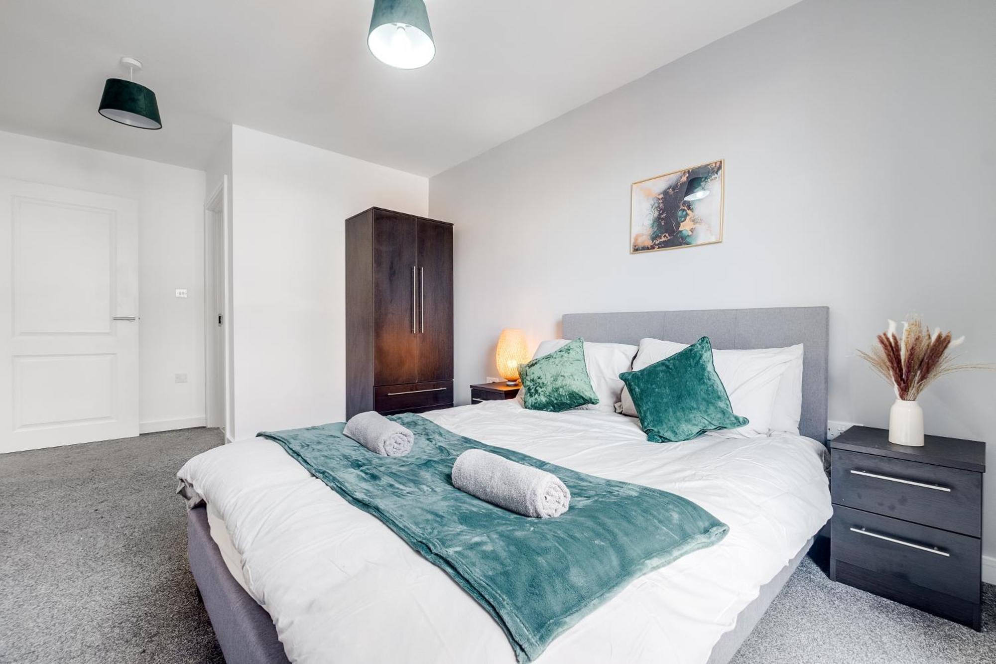 City Centre Emerald Escape - Sleeps-6, 2Beds & 2Baths , Netflix , Free Internet Бирмингам Екстериор снимка