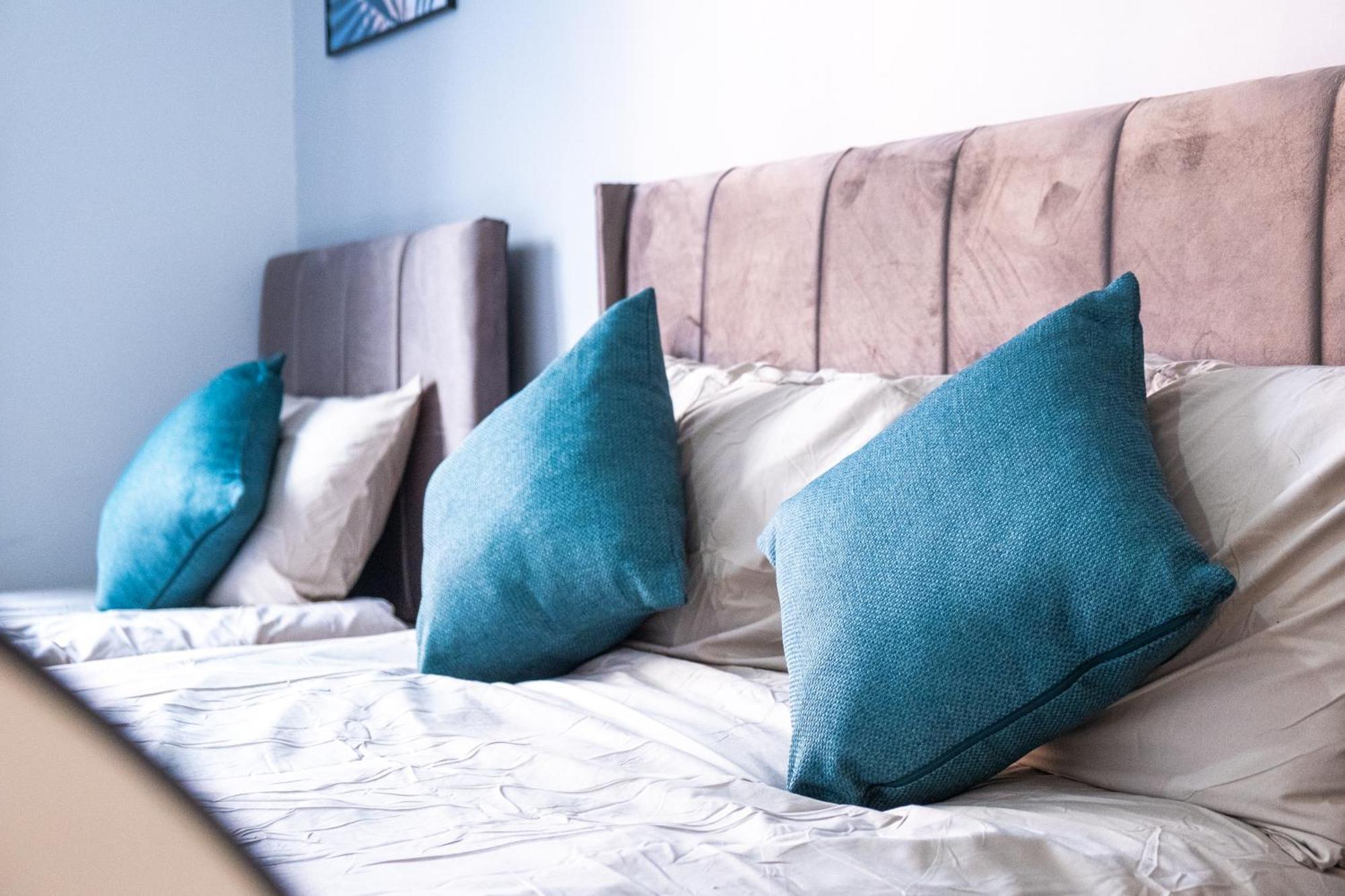 City Centre Emerald Escape - Sleeps-6, 2Beds & 2Baths , Netflix , Free Internet Бирмингам Екстериор снимка