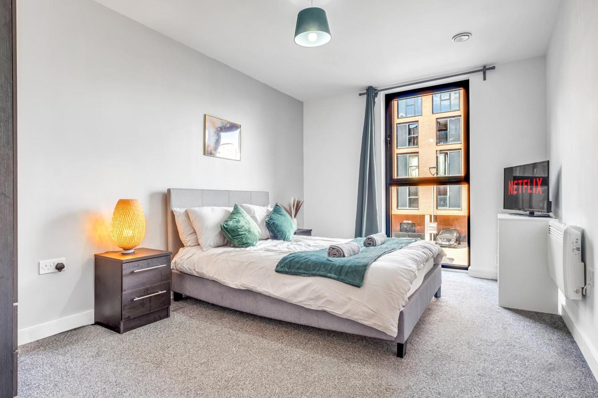 City Centre Emerald Escape - Sleeps-6, 2Beds & 2Baths , Netflix , Free Internet Бирмингам Екстериор снимка
