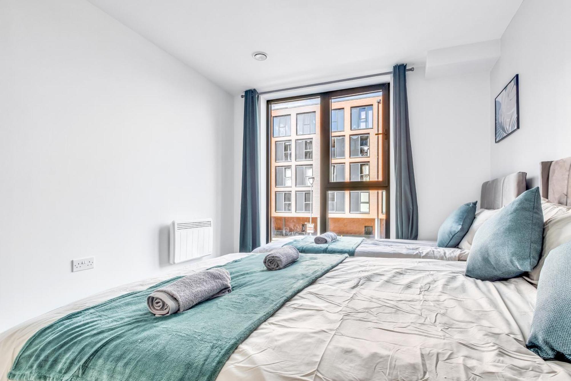City Centre Emerald Escape - Sleeps-6, 2Beds & 2Baths , Netflix , Free Internet Бирмингам Екстериор снимка