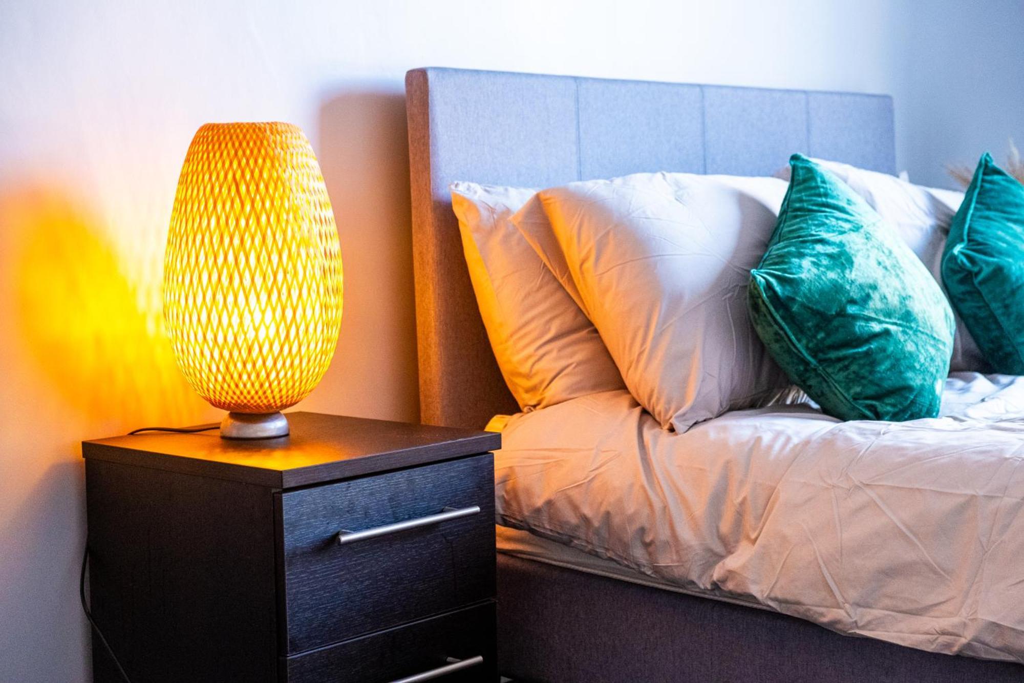 City Centre Emerald Escape - Sleeps-6, 2Beds & 2Baths , Netflix , Free Internet Бирмингам Екстериор снимка