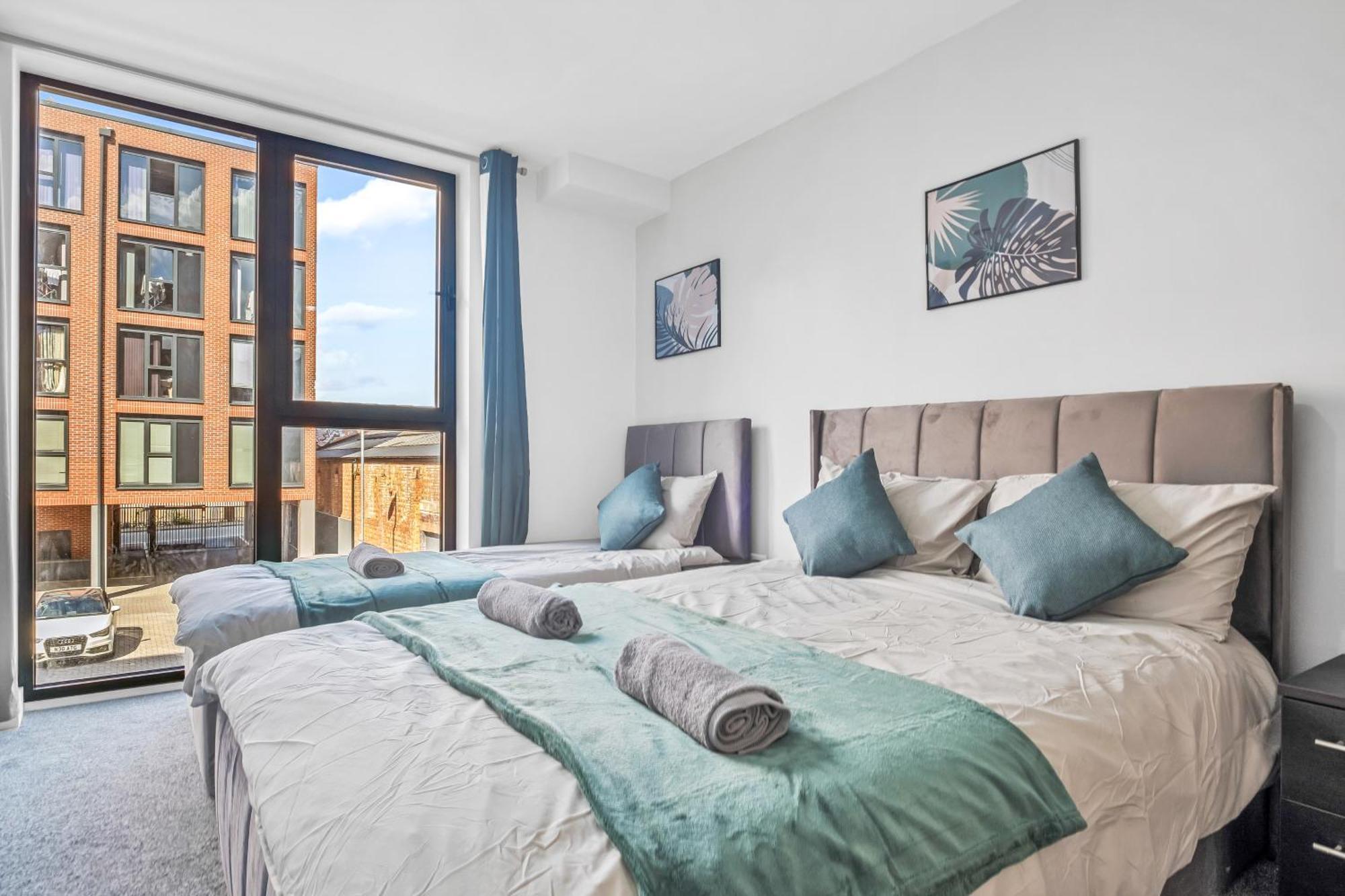 City Centre Emerald Escape - Sleeps-6, 2Beds & 2Baths , Netflix , Free Internet Бирмингам Екстериор снимка