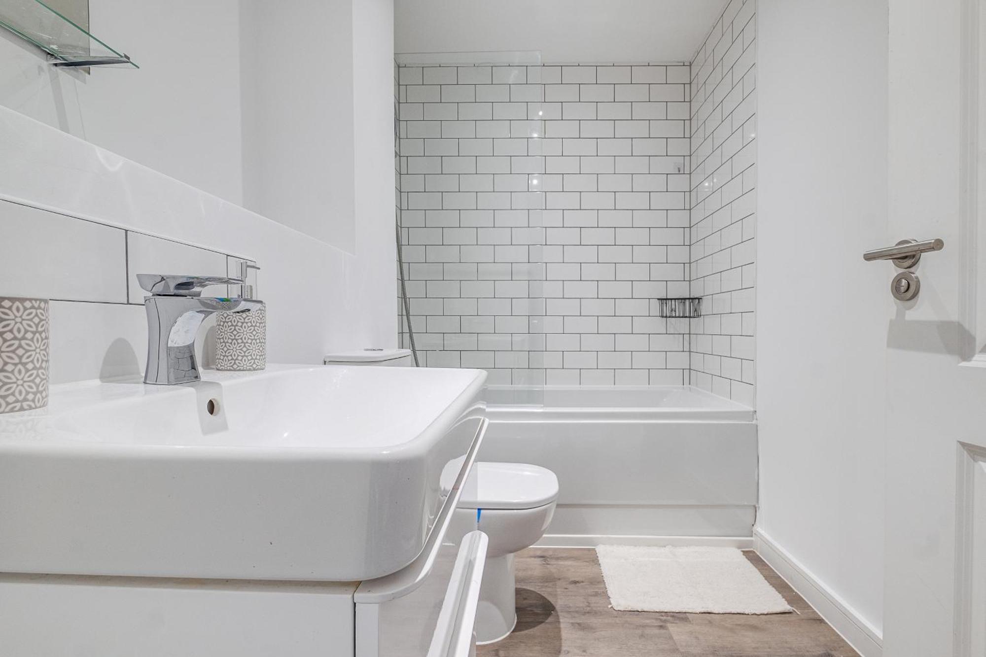 City Centre Emerald Escape - Sleeps-6, 2Beds & 2Baths , Netflix , Free Internet Бирмингам Екстериор снимка