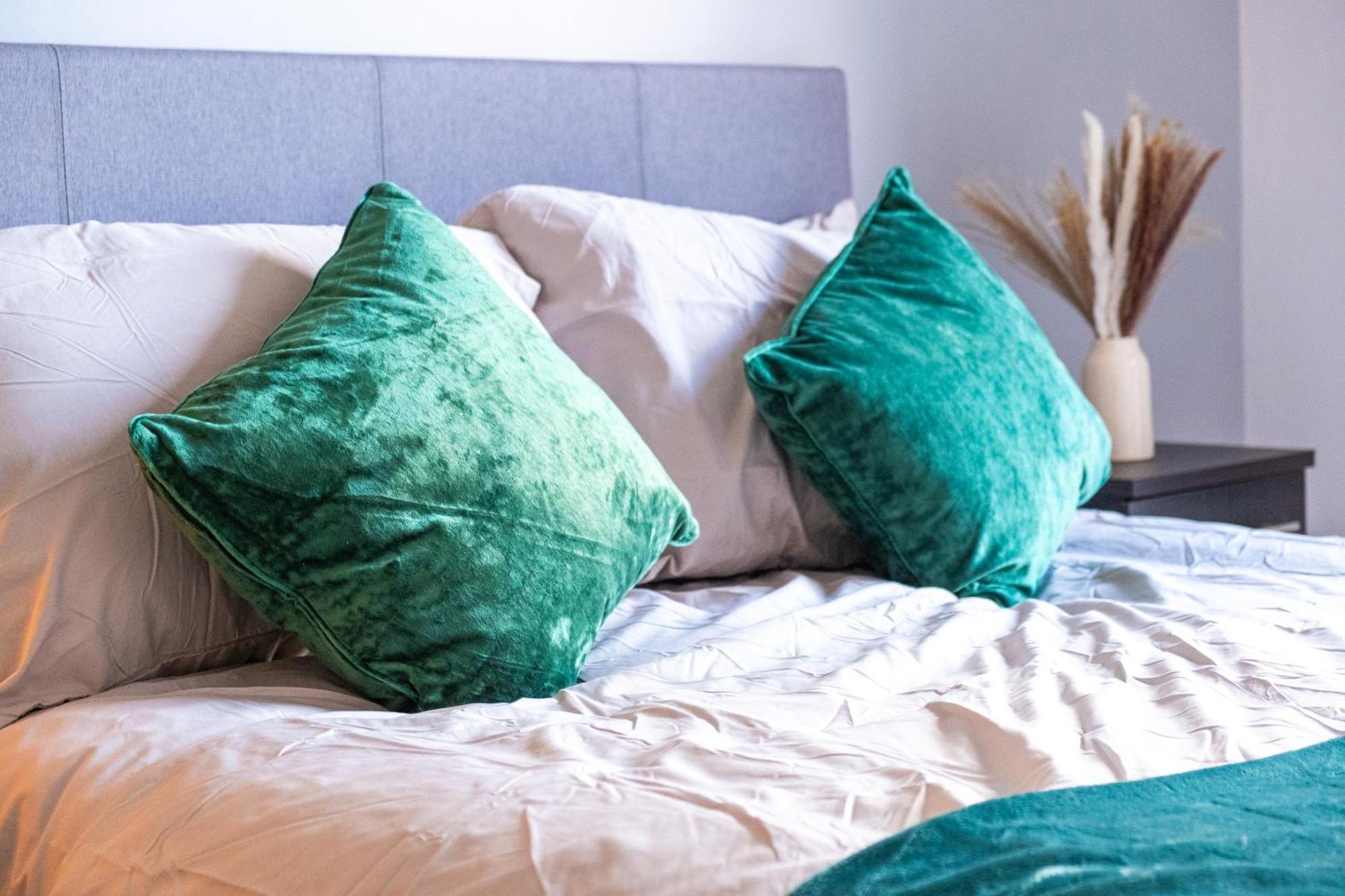 City Centre Emerald Escape - Sleeps-6, 2Beds & 2Baths , Netflix , Free Internet Бирмингам Екстериор снимка
